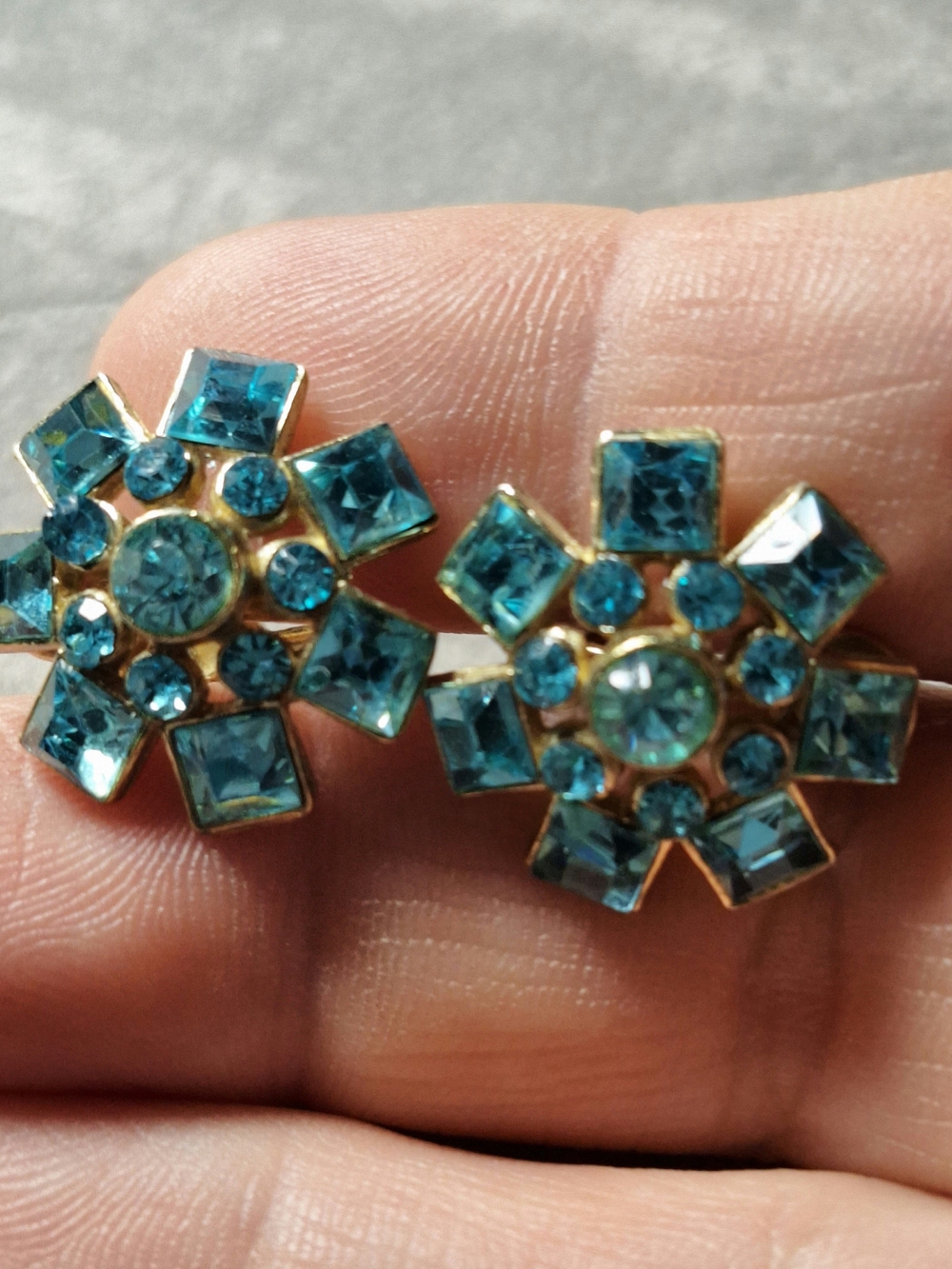 Vintage Coro Aqua Blue Rhinestone Screw-back Earrings-RARE Find